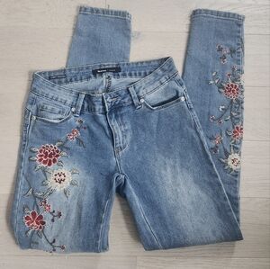 Bluenotes Curvy Distressed Embroidered floral jeans Size 25